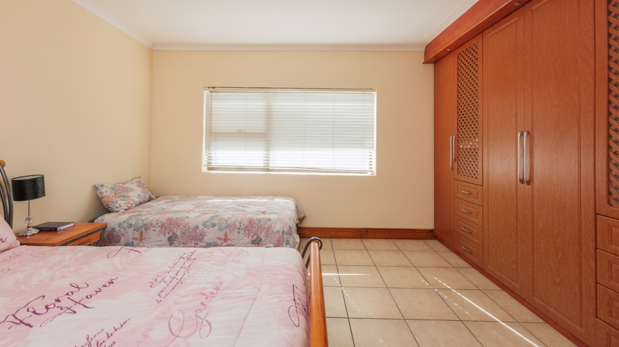 5 Bedroom Property for Sale in Oceanview Heights Western Cape